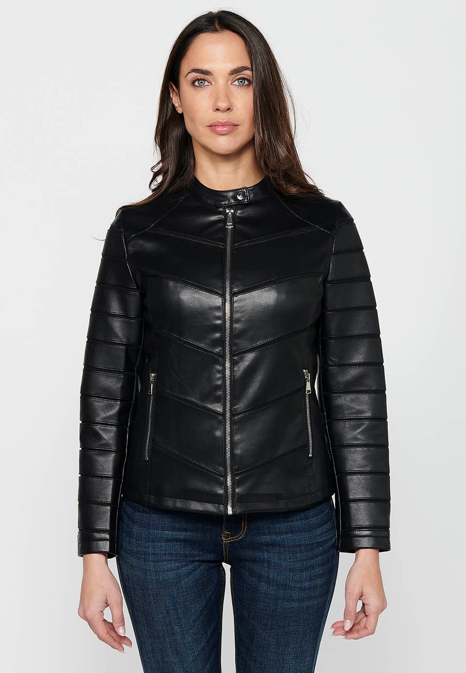 Cazadora efecto piel de manga larga con cuello redondo y detalles de cortes. cierre delantero con cremallera de color negro para mujer | Moda Actual