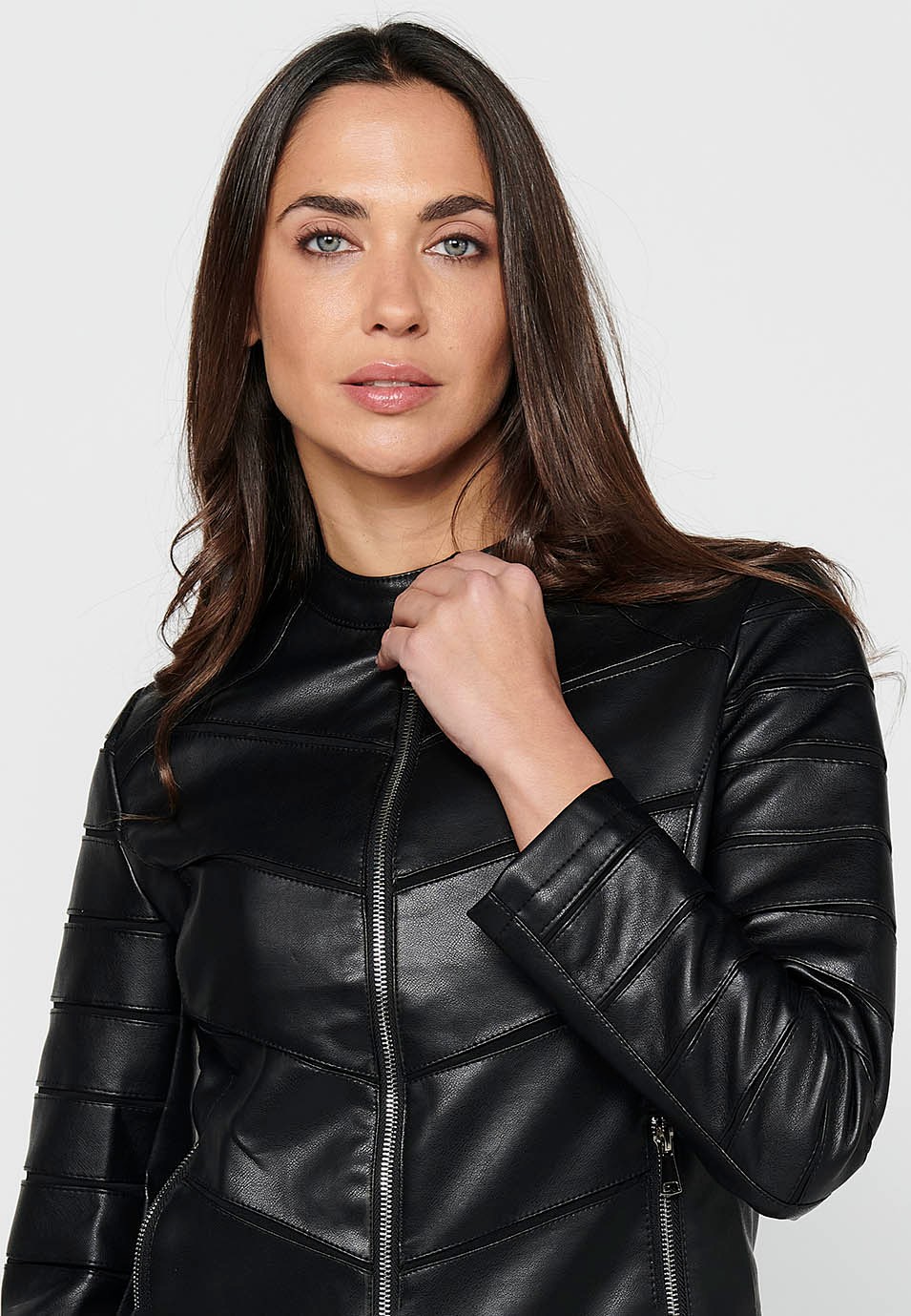 Cazadora efecto piel de manga larga con cuello redondo y detalles de cortes. cierre delantero con cremallera de color negro para mujer | Moda Actual