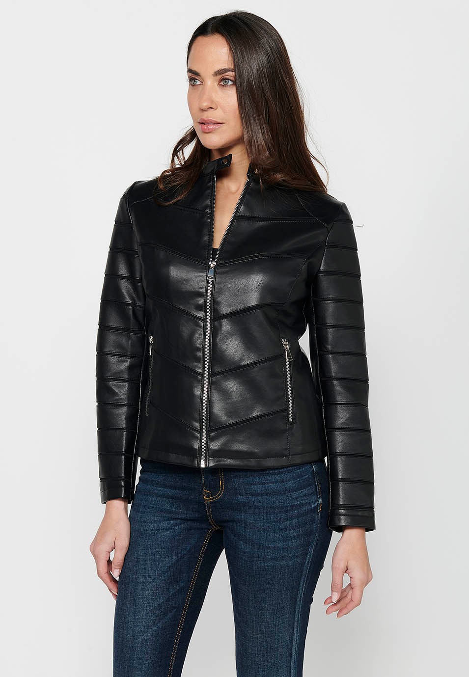 Cazadora efecto piel de manga larga con cuello redondo y detalles de cortes. cierre delantero con cremallera de color negro para mujer | Moda Actual