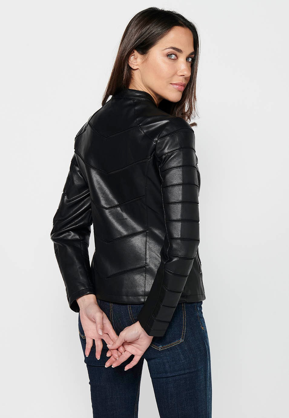 Langärmlige Jacke in Lederoptik mit Rundhalsausschnitt und Schnittdetails. Schwarzer Reißverschluss vorne für Damen