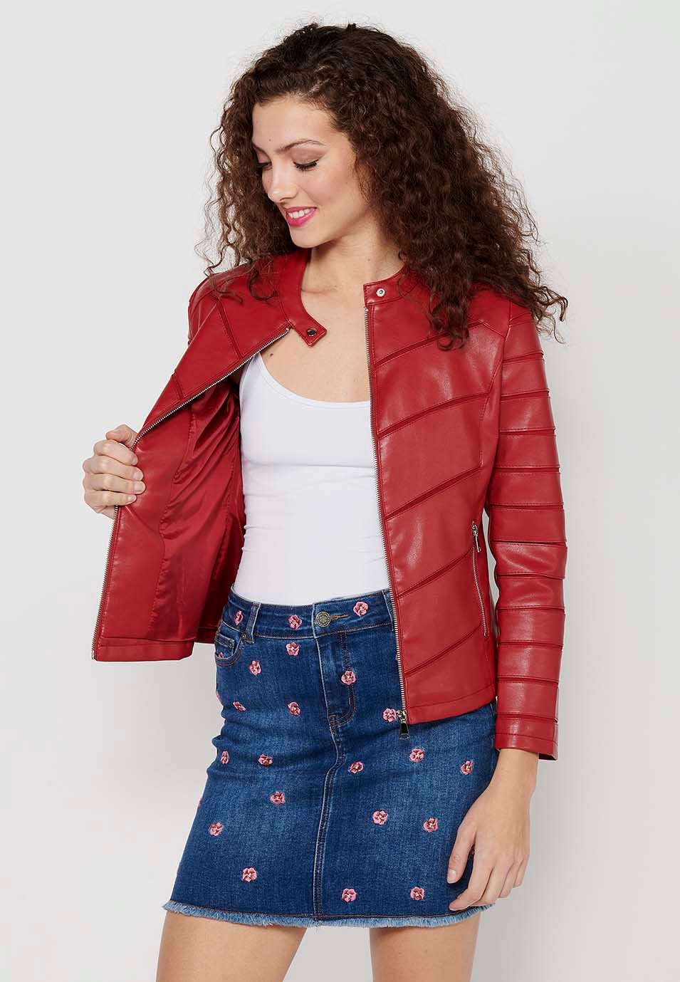 Cazadora efecto piel de manga larga con cuello redondo y detalles de cortes. cierre delantero con cremallera de color rojo para mujer | Moda Actual