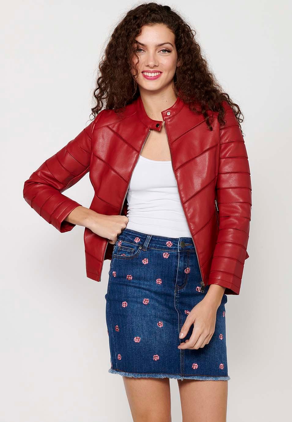 Cazadora efecto piel de manga larga con cuello redondo y detalles de cortes. cierre delantero con cremallera de color rojo para mujer | Moda Actual