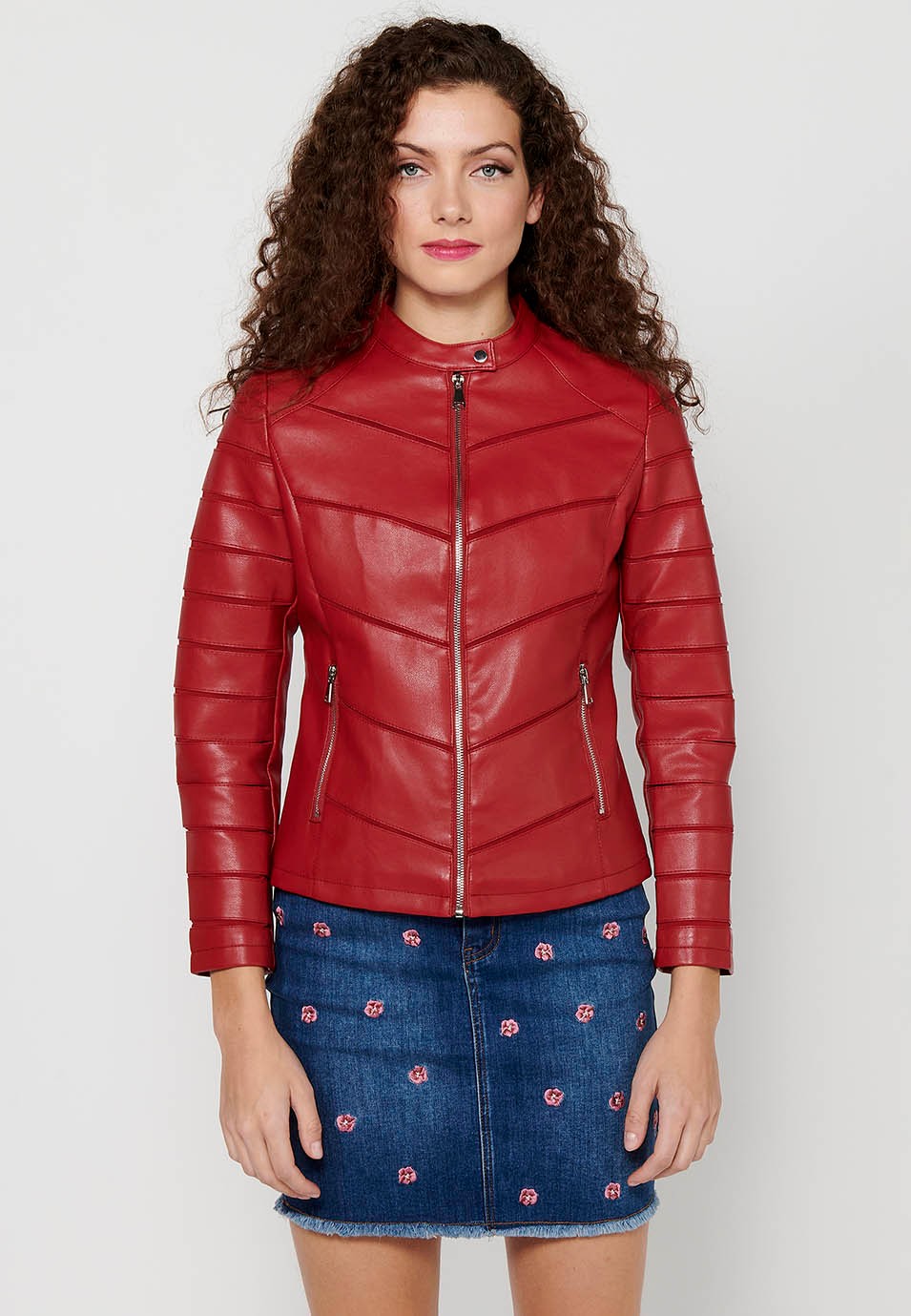 Cazadora efecto piel de manga larga con cuello redondo y detalles de cortes. cierre delantero con cremallera de color rojo para mujer | Moda Actual