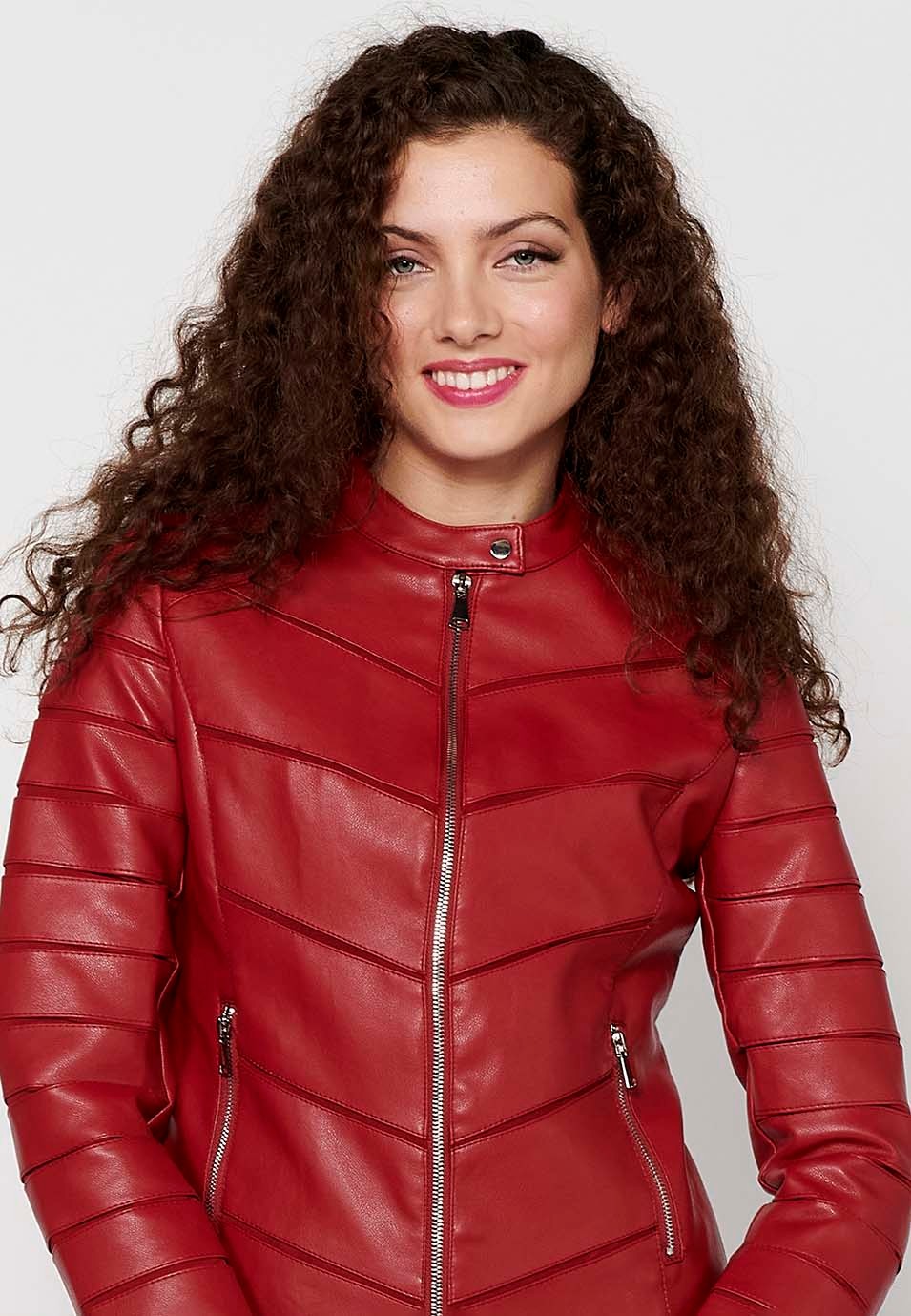 Cazadora efecto piel de manga larga con cuello redondo y detalles de cortes. cierre delantero con cremallera de color rojo para mujer | Moda Actual