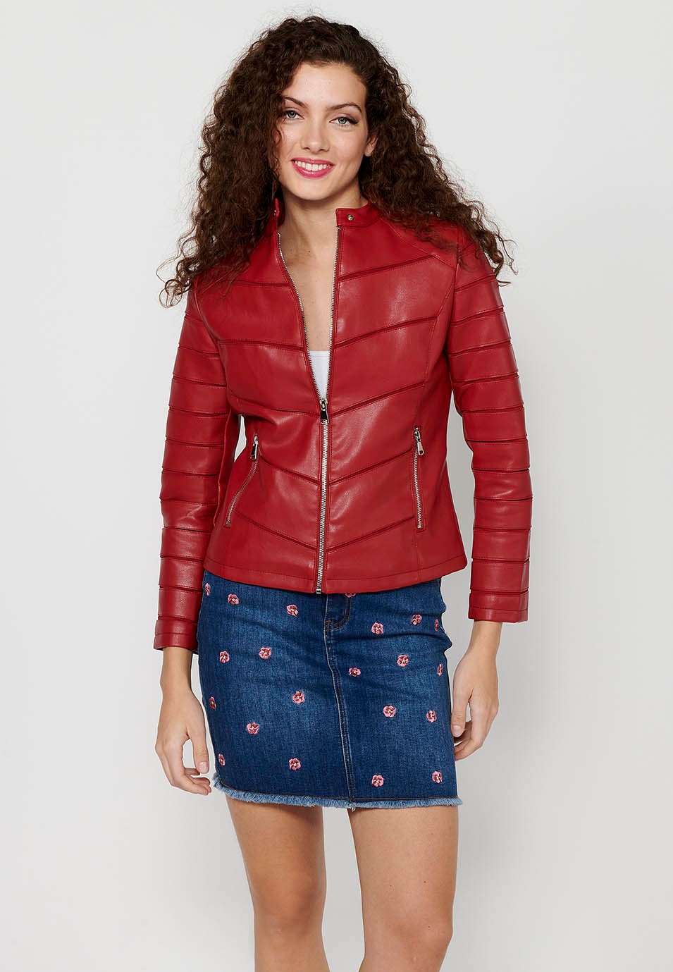 Cazadora efecto piel de manga larga con cuello redondo y detalles de cortes. cierre delantero con cremallera de color rojo para mujer | Moda Actual