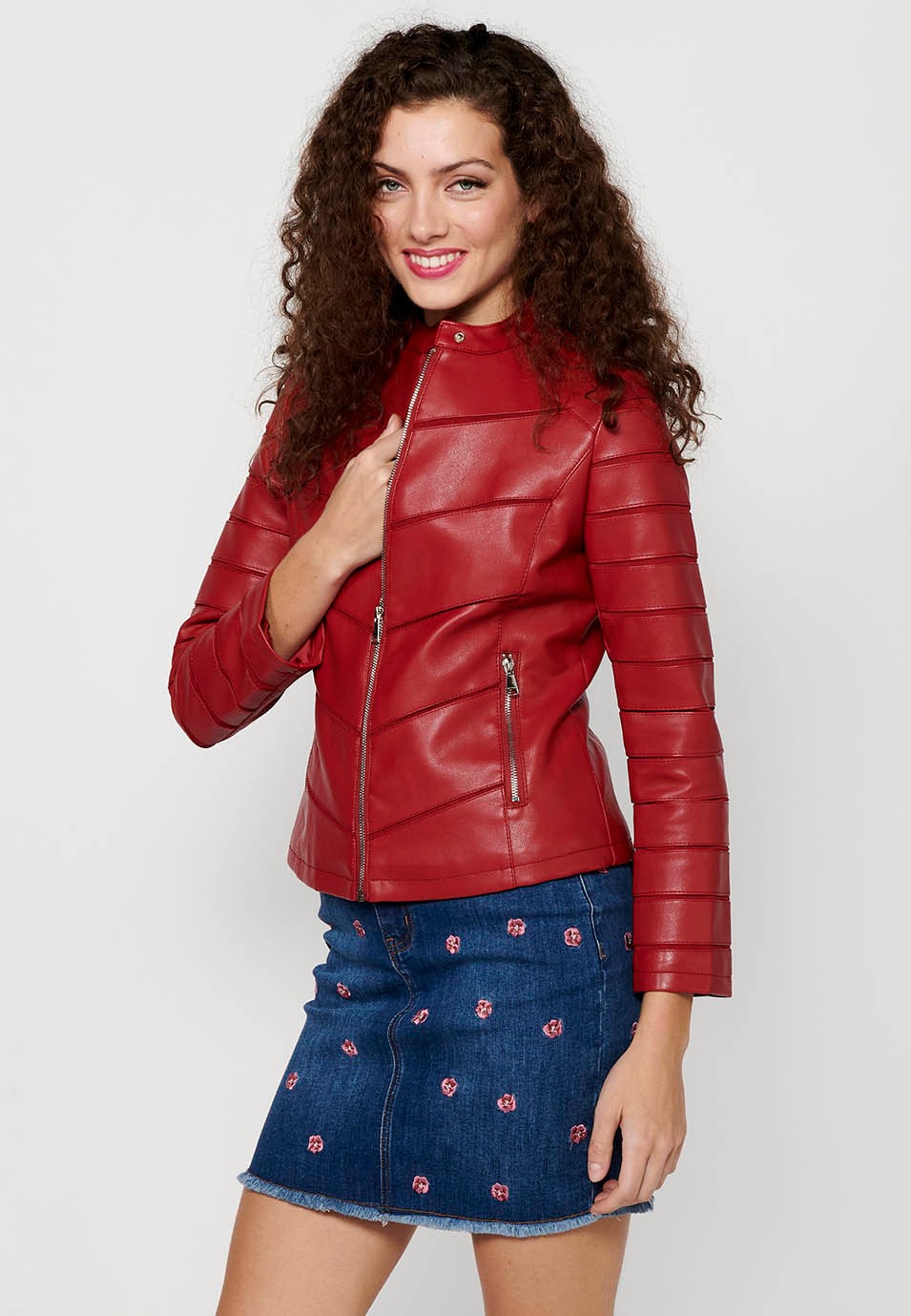 Langärmlige Jacke in Lederoptik mit Rundhalsausschnitt und Schnittdetails. Roter Reißverschluss vorne für Damen