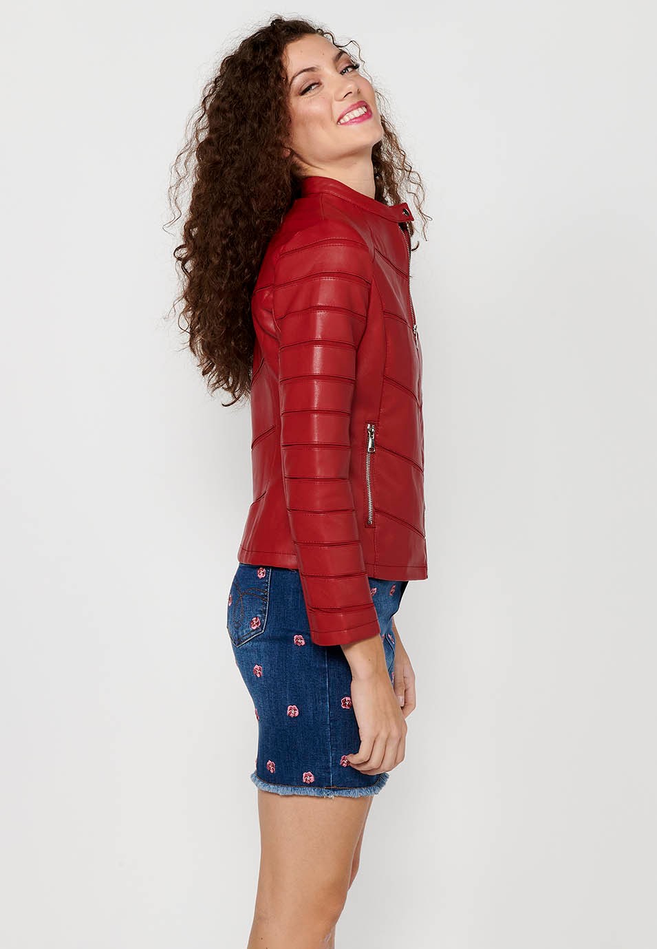 Cazadora efecto piel de manga larga con cuello redondo y detalles de cortes. cierre delantero con cremallera de color rojo para mujer | Moda Actual