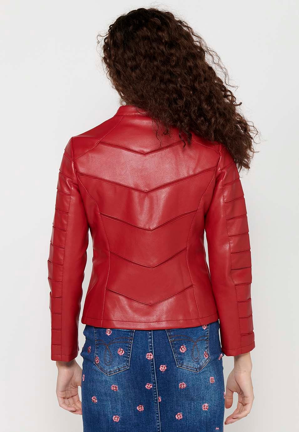 Cazadora efecto piel de manga larga con cuello redondo y detalles de cortes. cierre delantero con cremallera de color rojo para mujer | Moda Actual