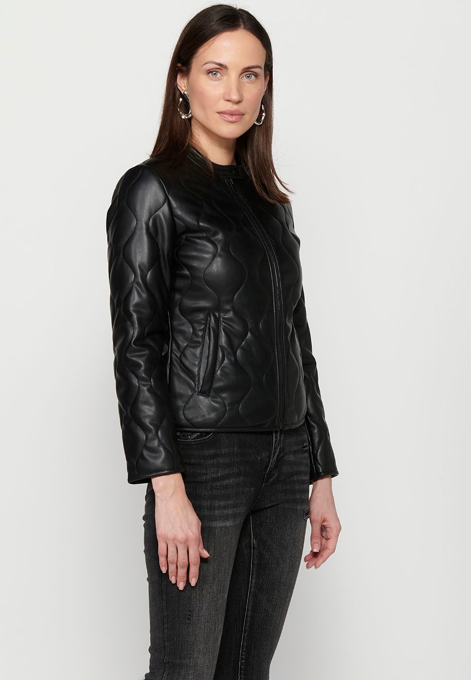 Quilted long sleeve jacket. Round neck. Black color for women