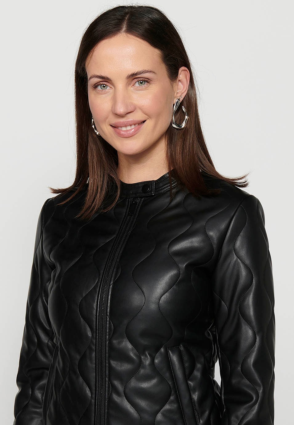 Quilted long sleeve jacket. Round neck. Black color for women