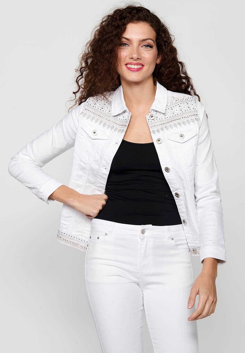 Jeansjacke mit Knopfverschluss vorne und Hemdkragen mit Blumenstickerei auf den Schultern und weißen Taschen für Damen 10