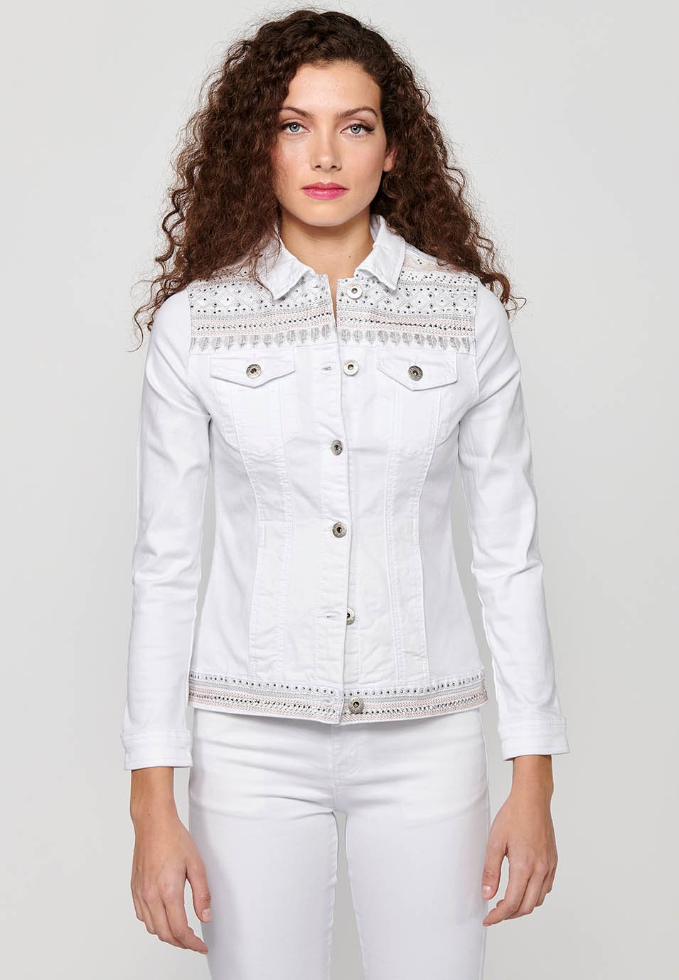 Jeansjacke mit Knopfverschluss vorne und Hemdkragen mit Blumenstickerei auf den Schultern und weißen Taschen für Damen 5