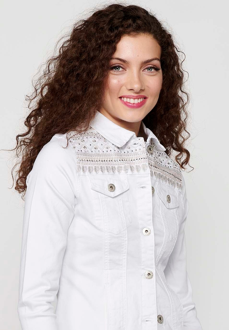 Jeansjacke mit Knopfverschluss vorne und Hemdkragen mit Blumenstickerei auf den Schultern und weißen Taschen für Damen 2