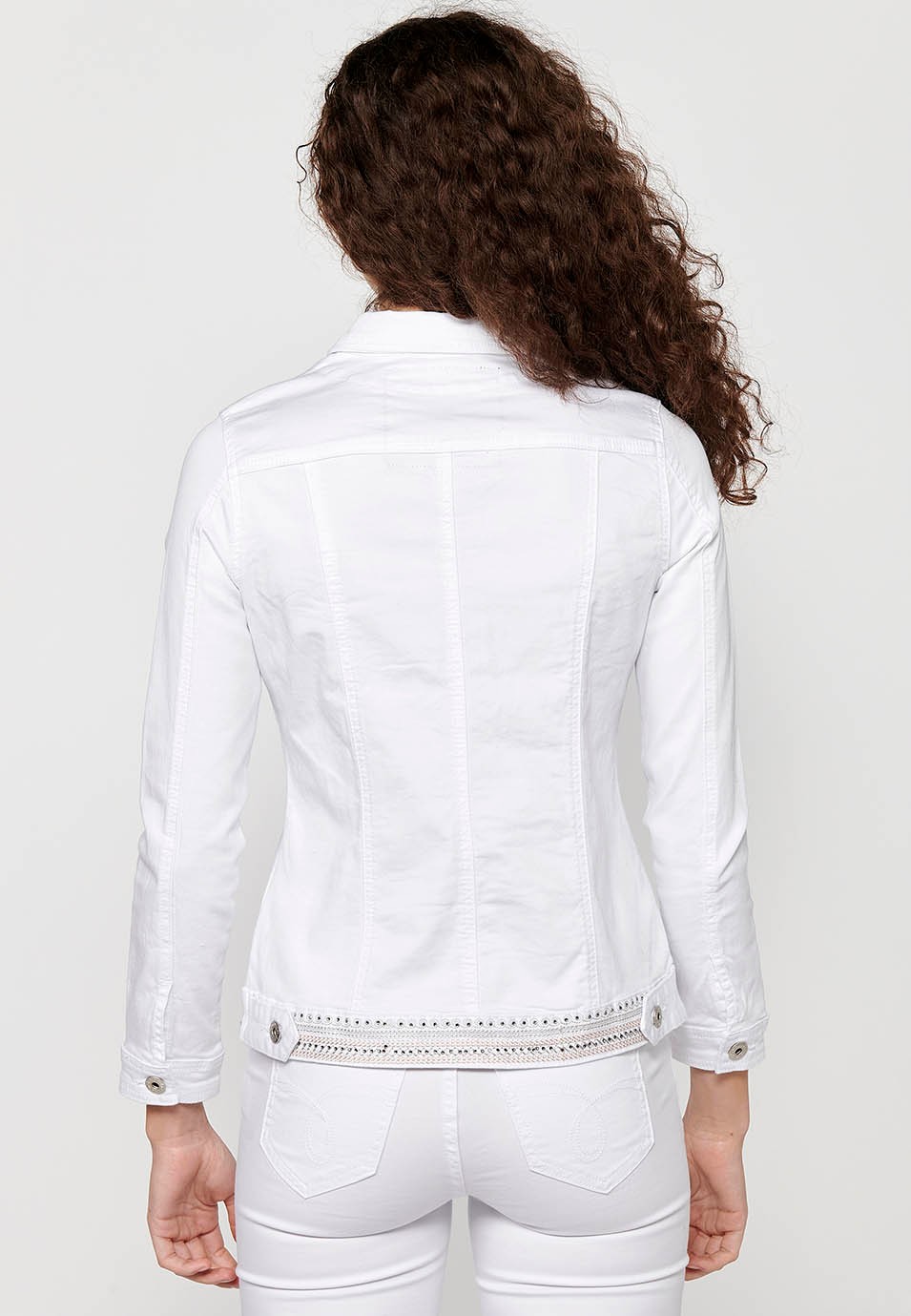 Veste en jean avec fermeture boutonnée sur le devant et col chemise avec broderie florale sur les épaules et poches blanches pour femme 1