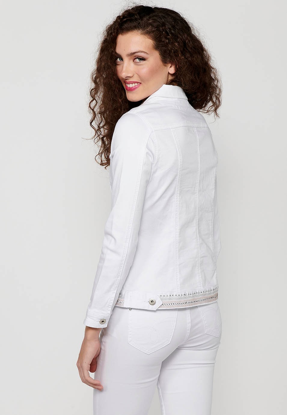 Jeansjacke mit Knopfverschluss vorne und Hemdkragen mit Blumenstickerei auf den Schultern und weißen Taschen für Damen 7
