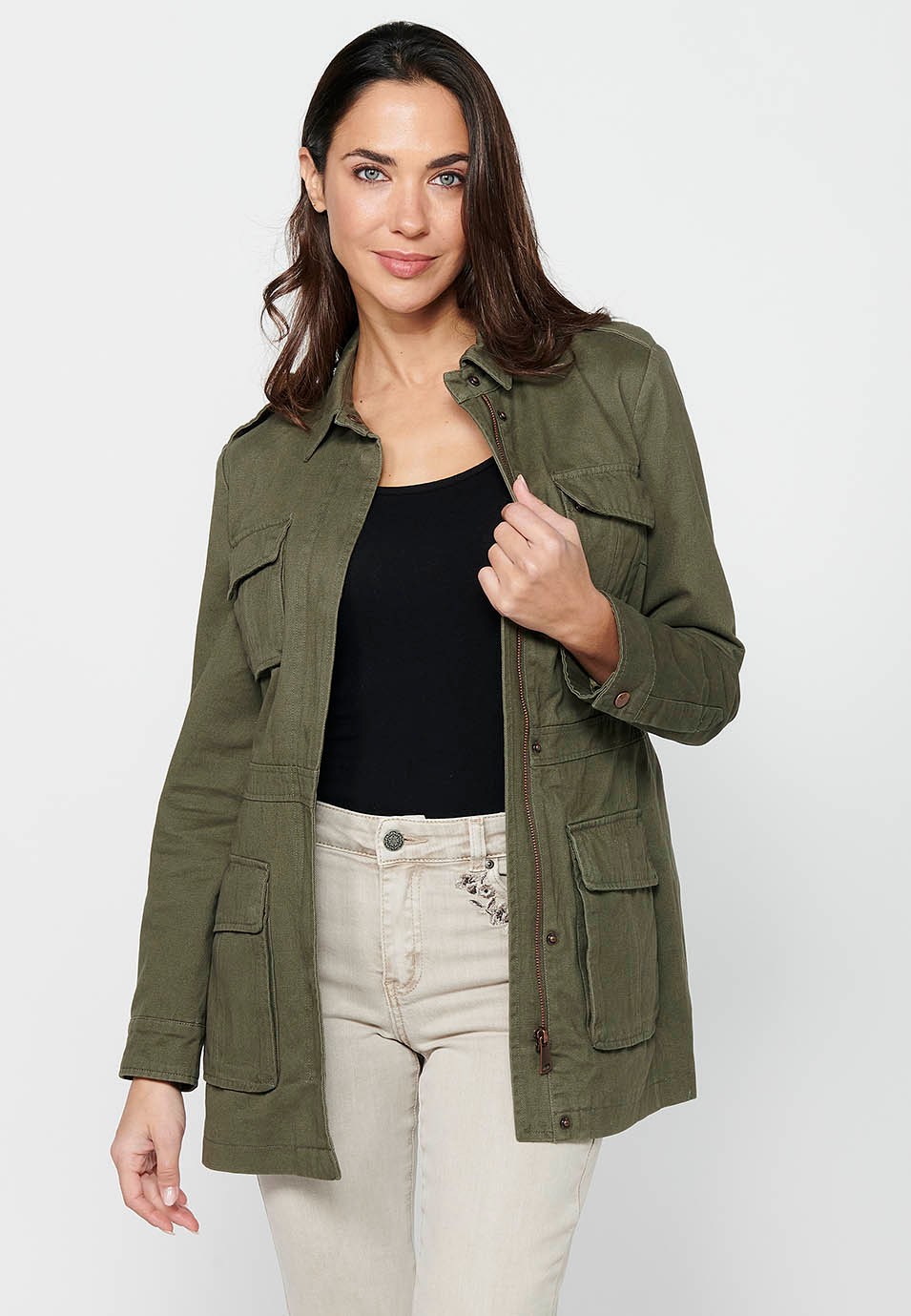 Parka corta de manga larga con cuello camisero y bolsillos con solapas de color kaki para mujer | Moda Actual 6