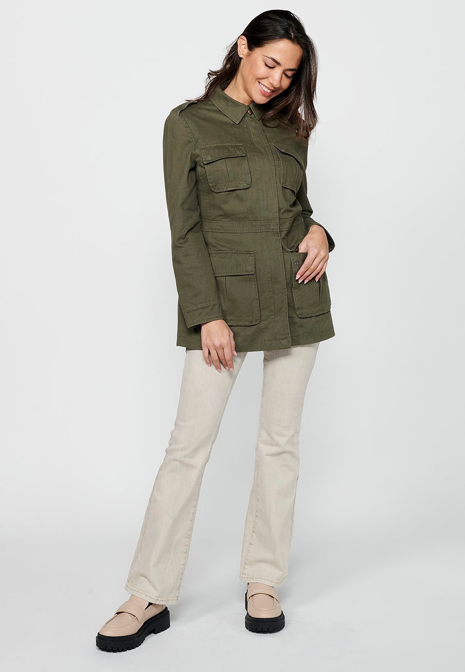 Parka corta de manga larga con cuello camisero y bolsillos con solapas de color kaki para mujer | Moda Actual 5
