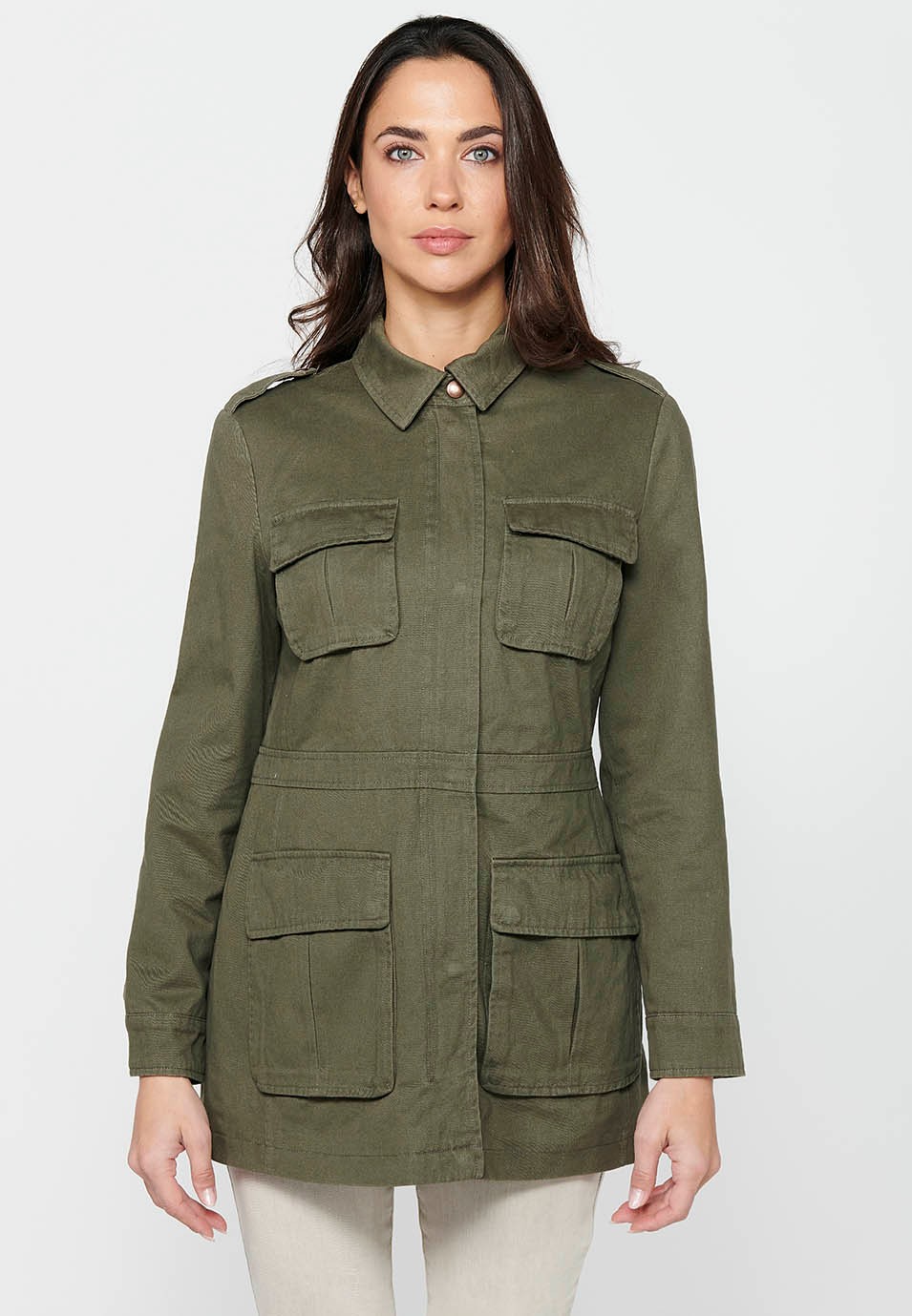 Parka corta de manga larga con cuello camisero y bolsillos con solapas de color kaki para mujer | Moda Actual 2