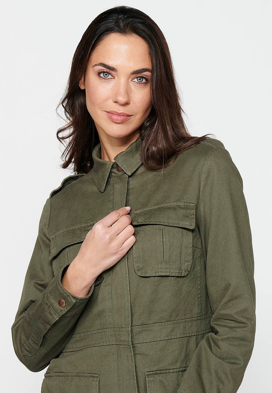 Parka corta de manga larga con cuello camisero y bolsillos con solapas de color kaki para mujer | Moda Actual 1