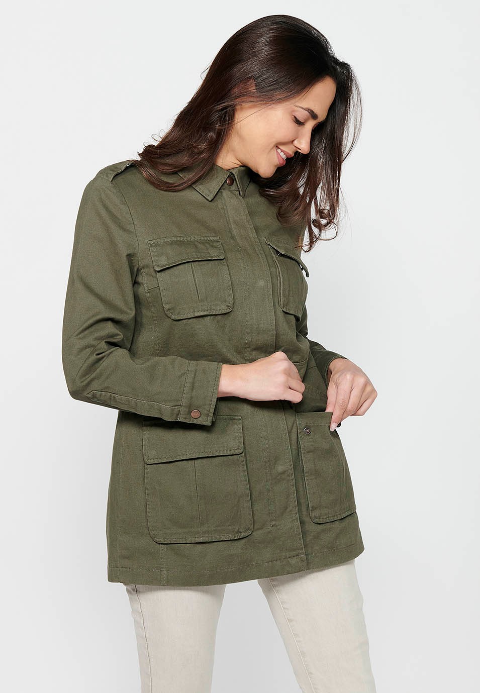 Short long-sleeved parka with shirt collar and Khaki flap pockets for women 4