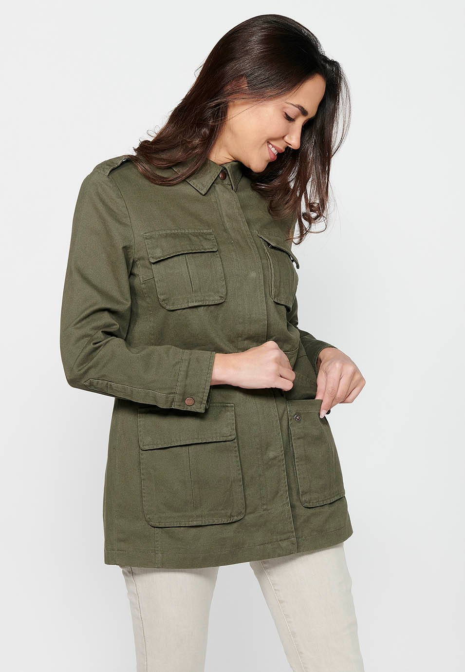 Parka corta de manga larga con cuello camisero y bolsillos con solapas de color kaki para mujer | Moda Actual 4