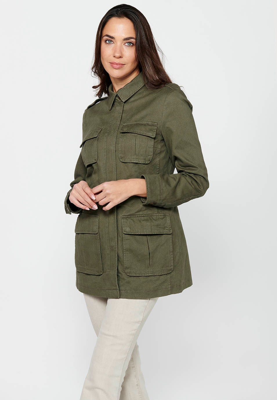Parka corta de manga larga con cuello camisero y bolsillos con solapas de color kaki para mujer | Moda Actual 3