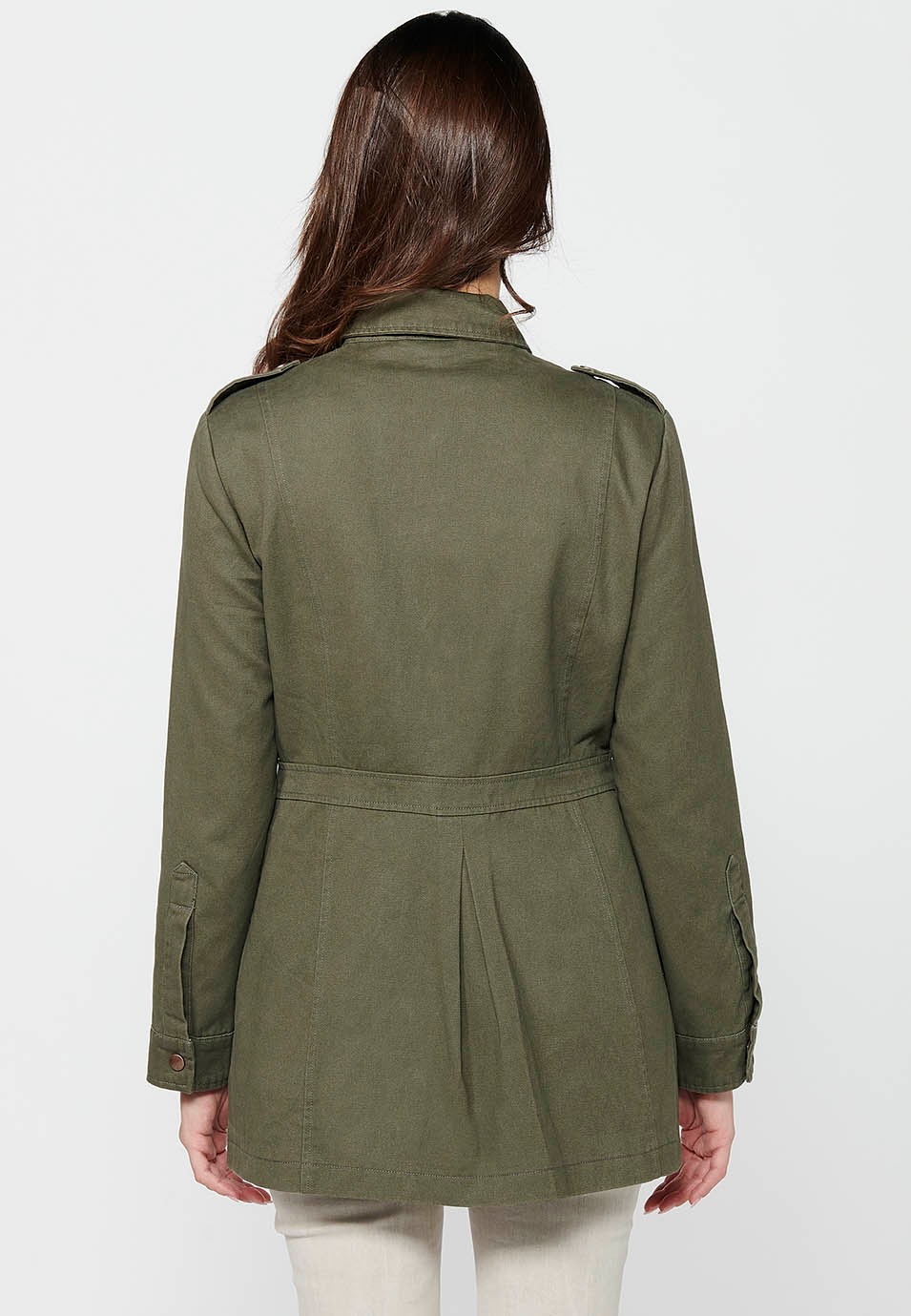 Parka corta de manga larga con cuello camisero y bolsillos con solapas de color kaki para mujer | Moda Actual 8