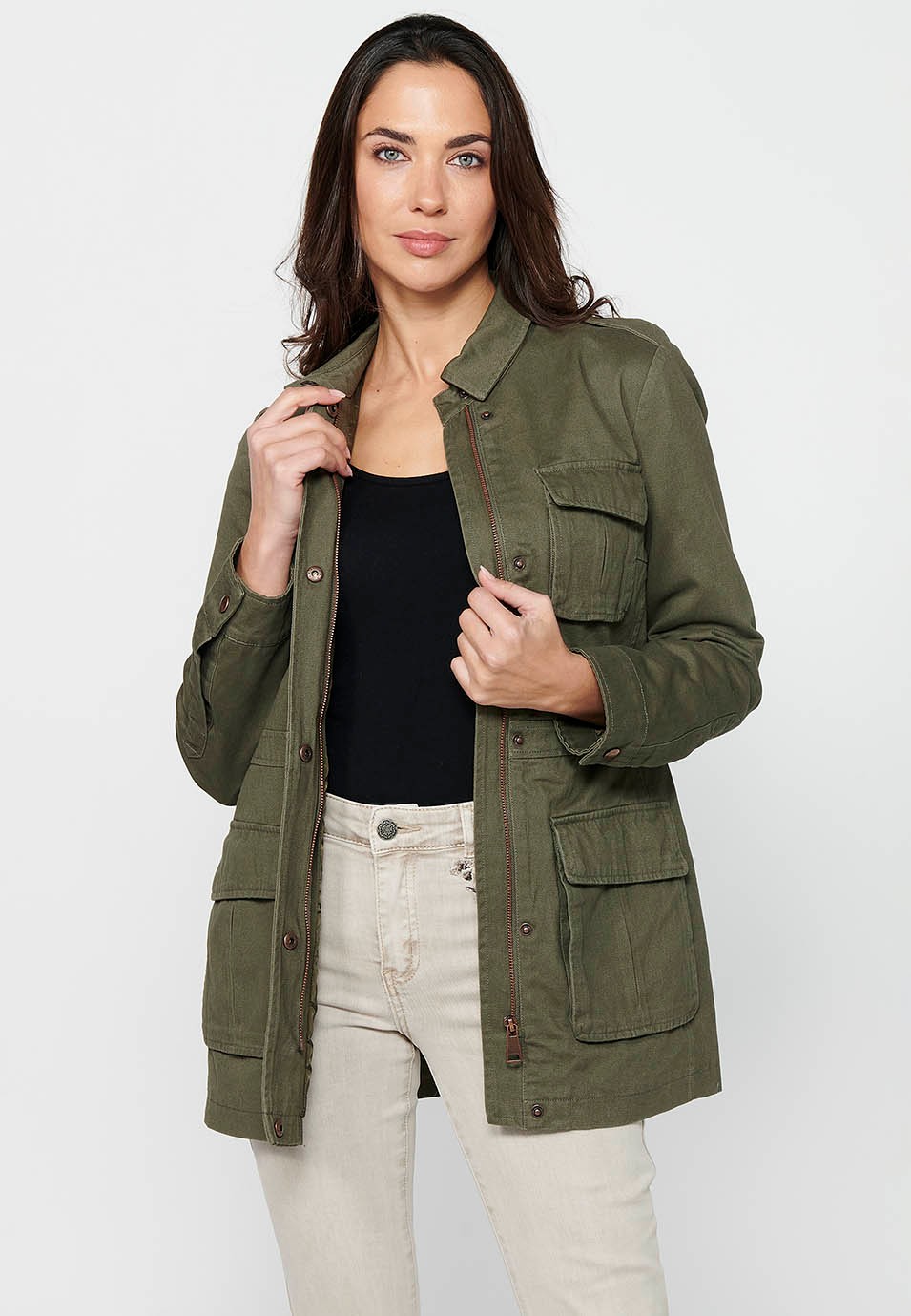 Parka corta de manga larga con cuello camisero y bolsillos con solapas de color kaki para mujer | Moda Actual 7