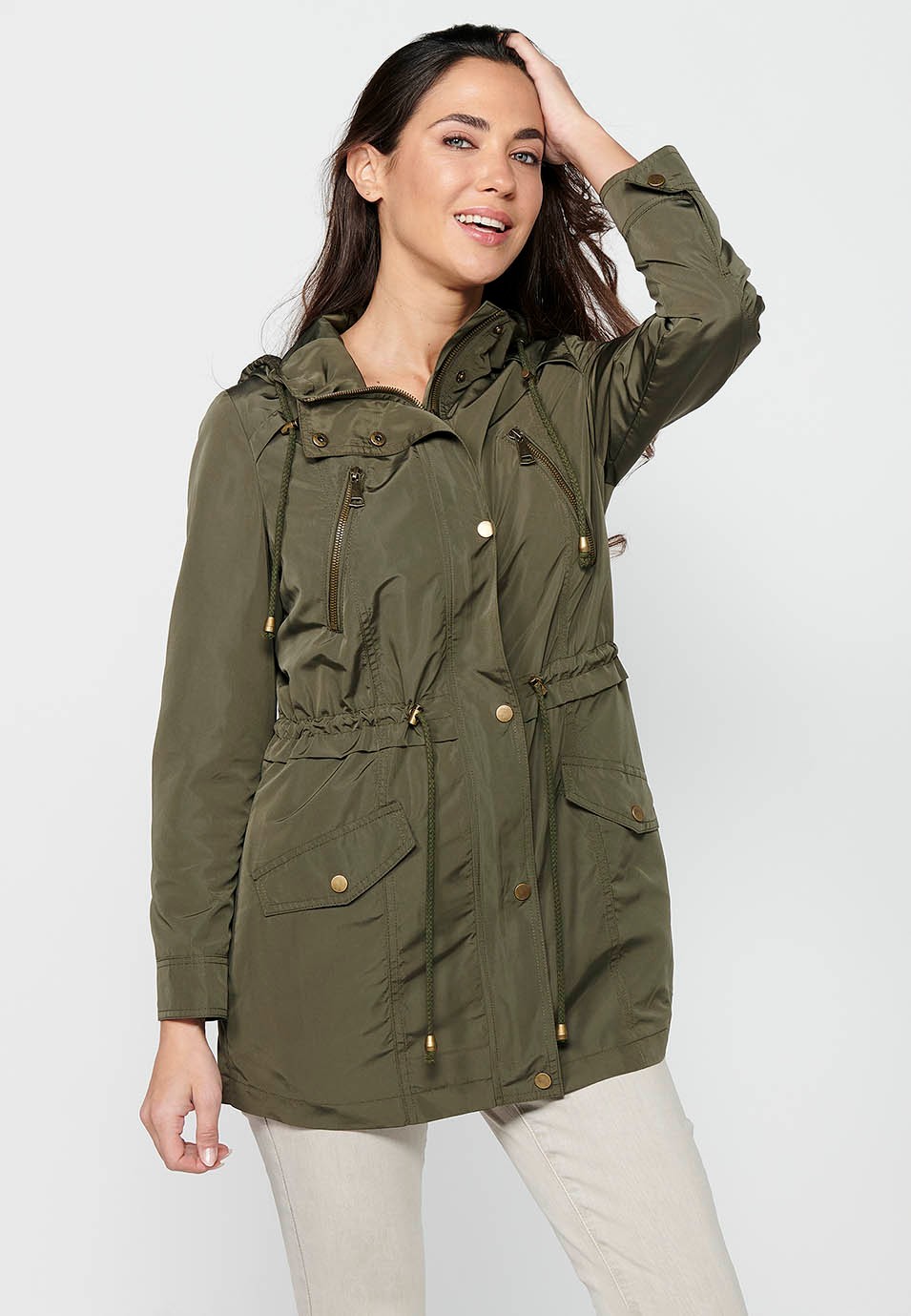 Chaqueta parka de manga larga de cierre delantero con cremallera y cuello con capucha con bolsillos de color kaki para mujer | Moda Actual 4
