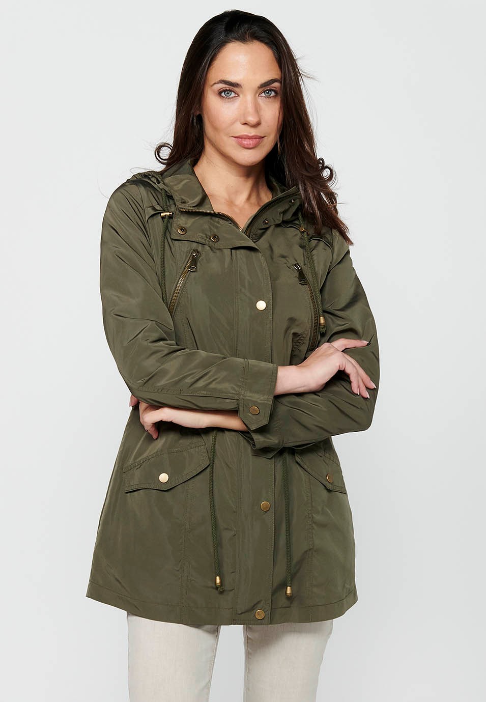 Chaqueta parka de manga larga de cierre delantero con cremallera y cuello con capucha con bolsillos de color kaki para mujer | Moda Actual 1