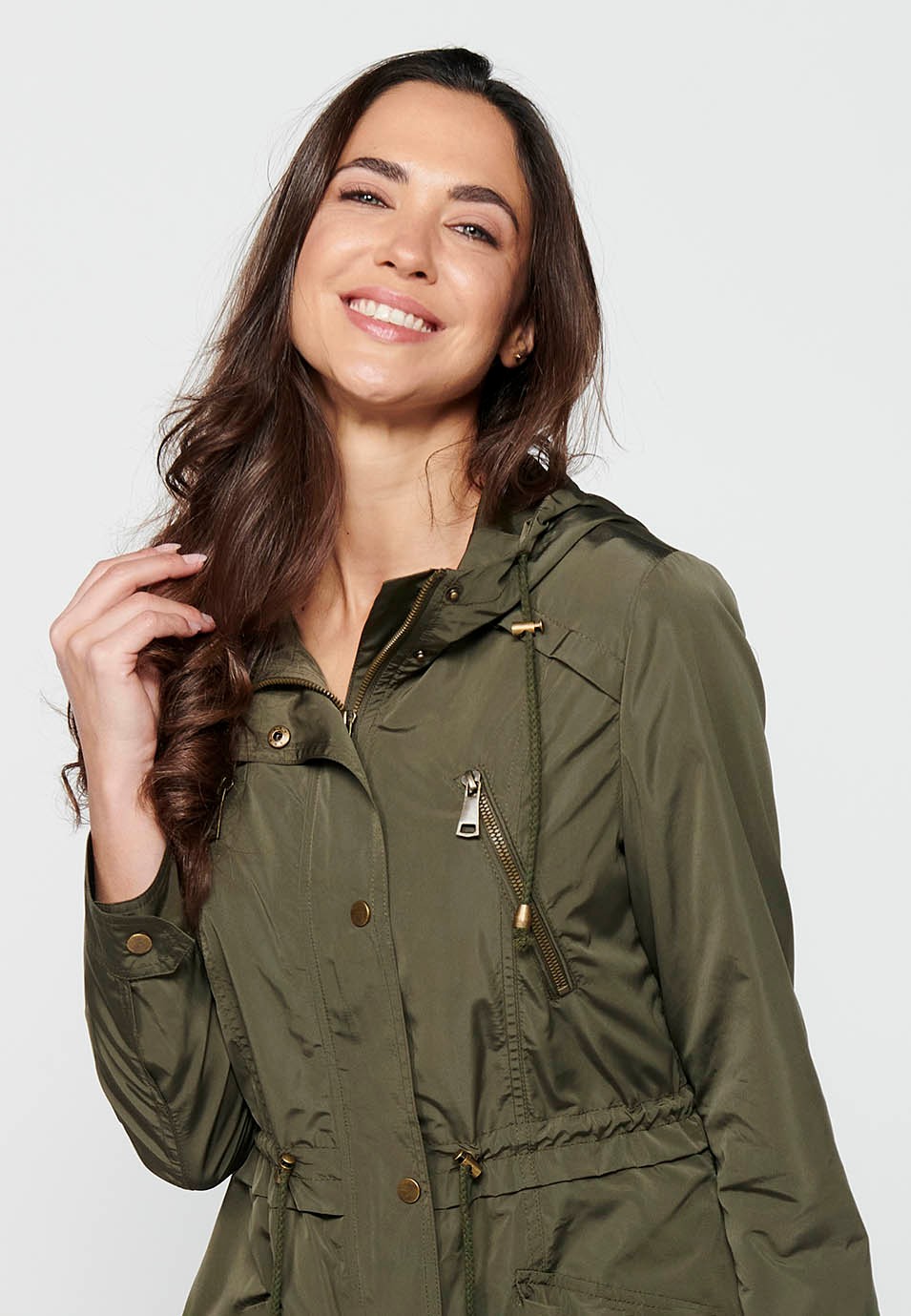 Chaqueta parka de manga larga de cierre delantero con cremallera y cuello con capucha con bolsillos de color kaki para mujer | Moda Actual 3