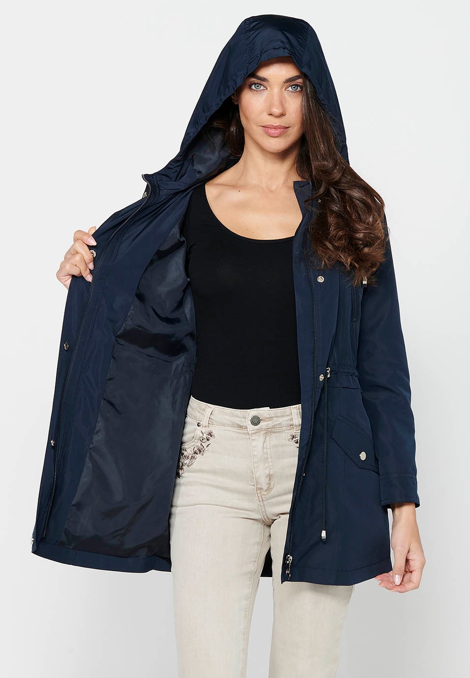 Chaqueta parka de manga larga de cierre delantero con cremallera y cuello con capucha con bolsillos de color navy para mujer | Moda Actual