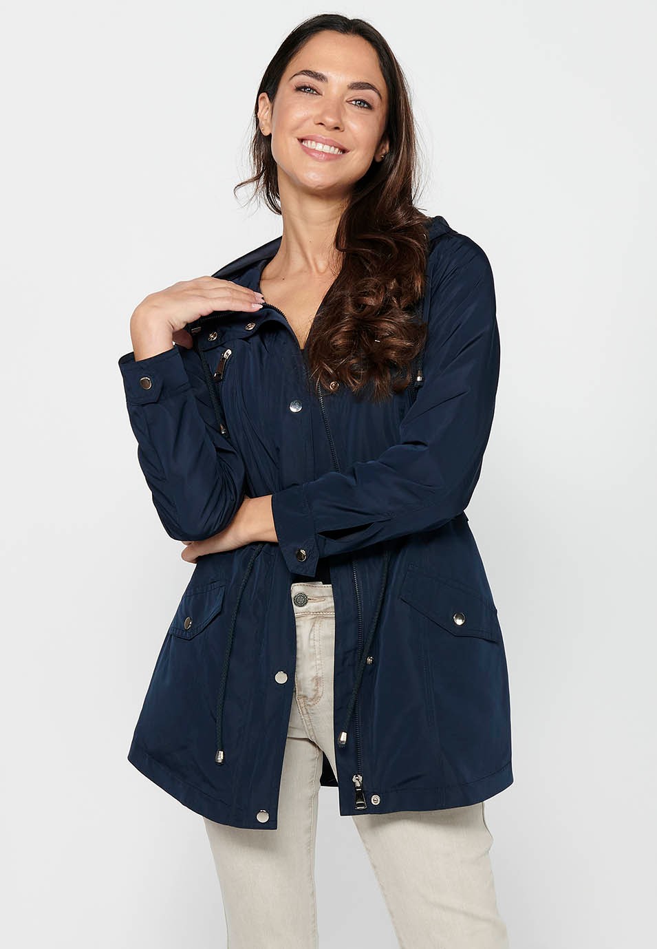 Chaqueta parka de manga larga de cierre delantero con cremallera y cuello con capucha con bolsillos de color navy para mujer | Moda Actual