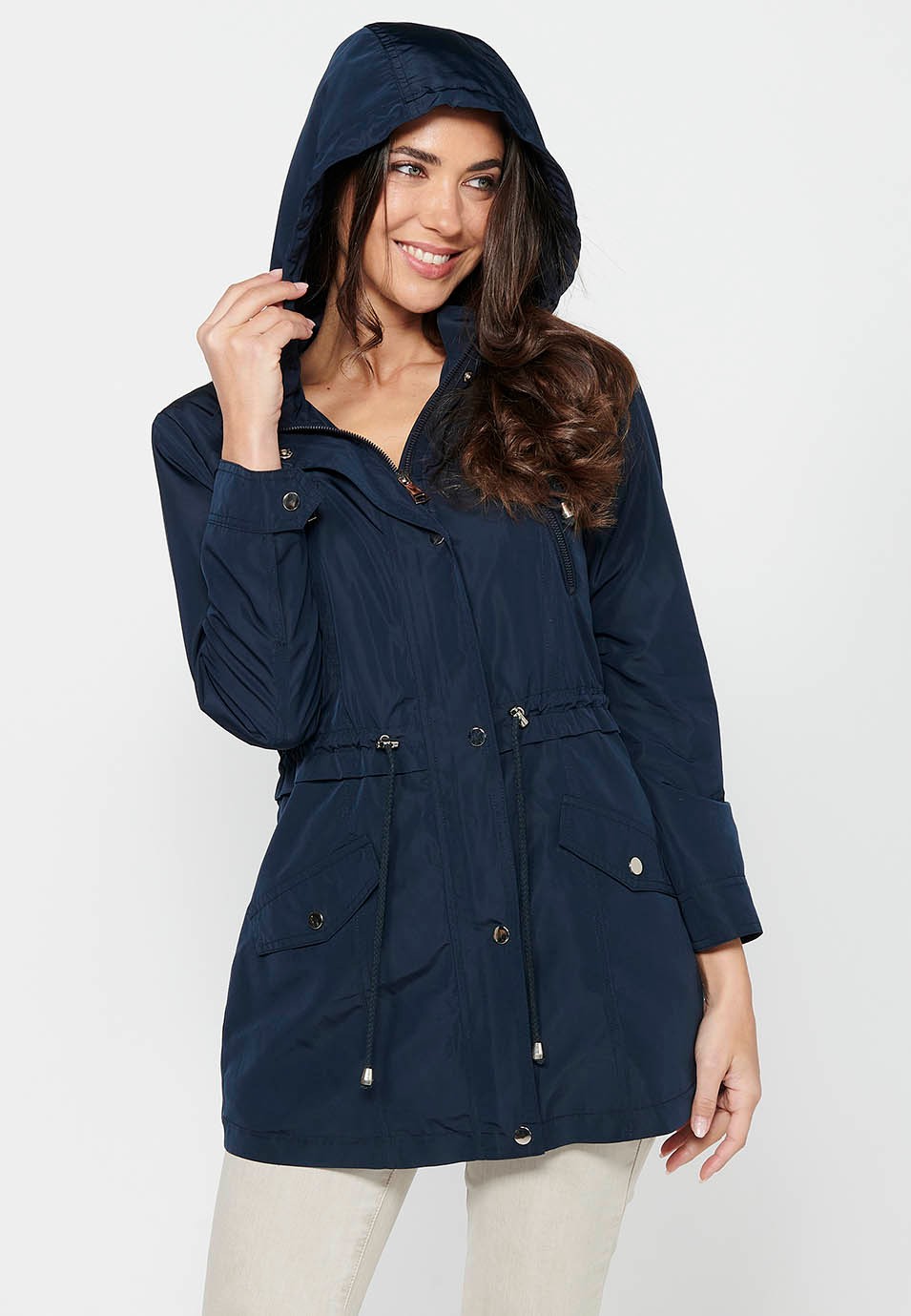 Chaqueta parka de manga larga de cierre delantero con cremallera y cuello con capucha con bolsillos de color navy para mujer | Moda Actual