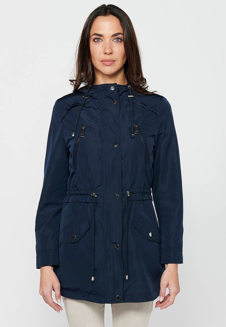 Chaqueta parka de manga larga de cierre delantero con cremallera y cuello con capucha con bolsillos de color navy para mujer | Moda Actual