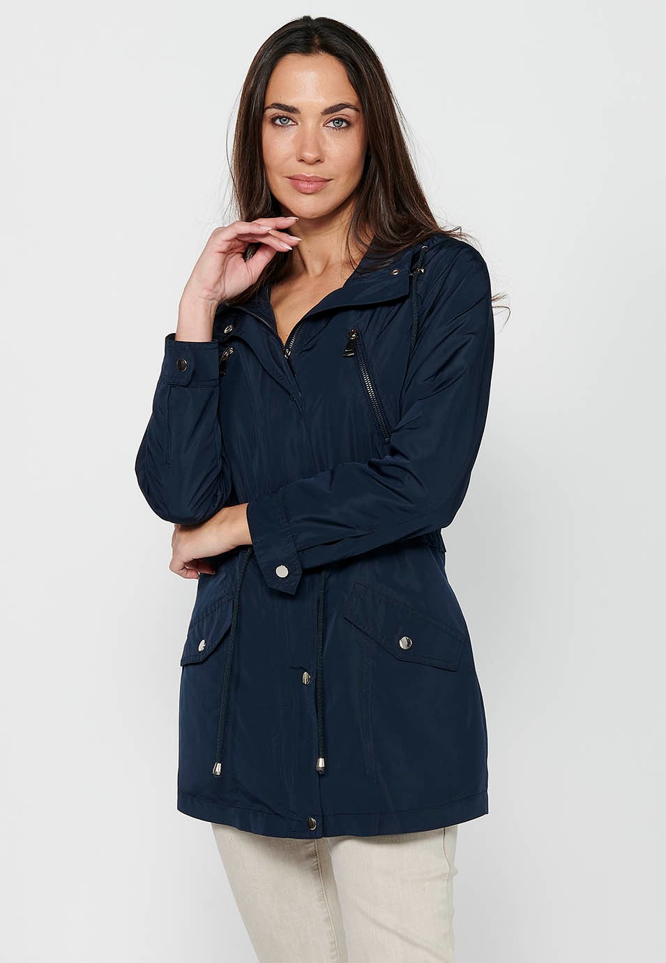 Chaqueta parka de manga larga de cierre delantero con cremallera y cuello con capucha con bolsillos de color navy para mujer | Moda Actual