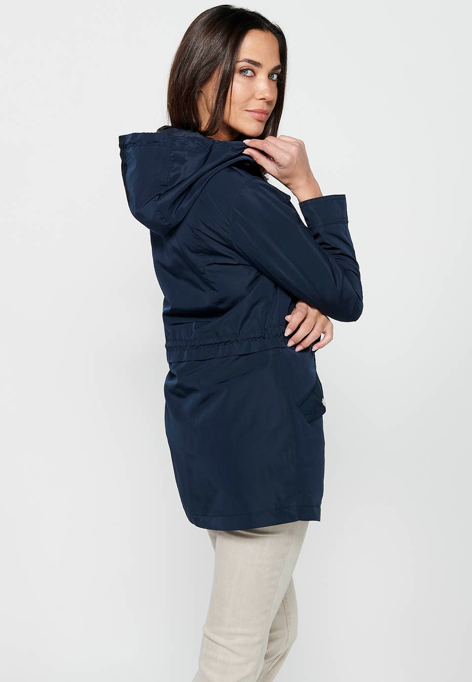 Parka bleu marine à manches longues avec fermeture éclair sur le devant et col à capuche avec poches pour femme