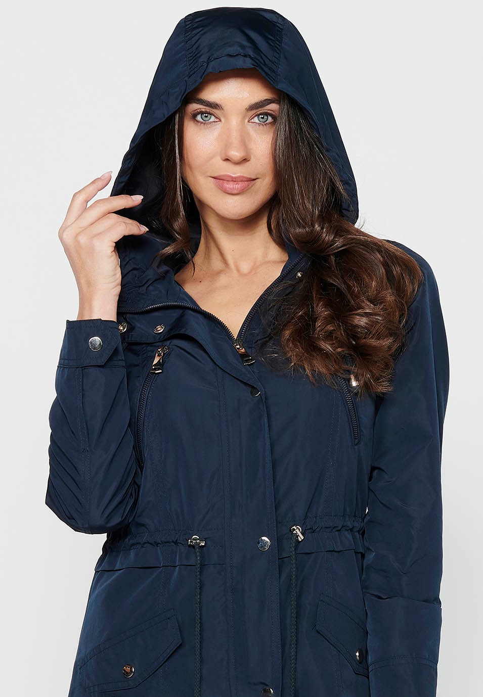 Chaqueta parka de manga larga de cierre delantero con cremallera y cuello con capucha con bolsillos de color navy para mujer | Moda Actual