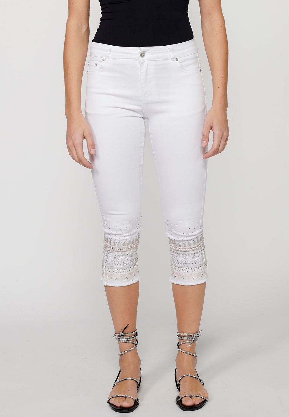 Pantalon pirate fini avec broderie florale et fermeture avant avec fermeture éclair et bouton en Blanc pour Femme 2