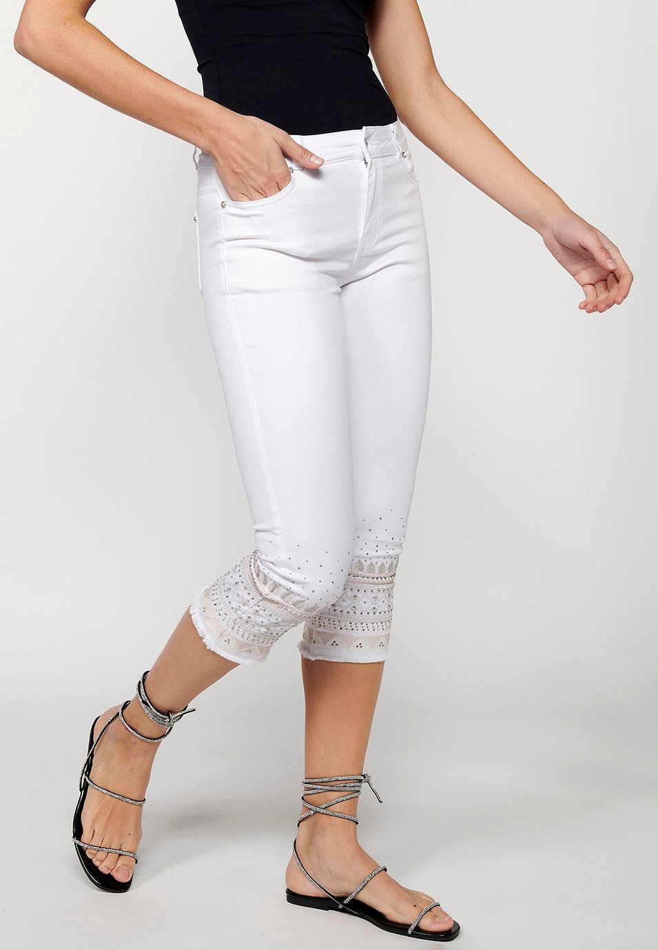 Pantalon pirate fini avec broderie florale et fermeture avant avec fermeture éclair et bouton en Blanc pour Femme 3