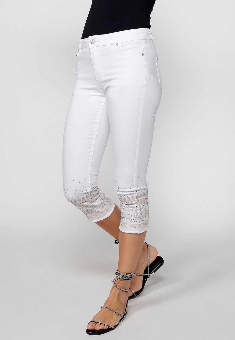 Pantalon pirate fini avec broderie florale et fermeture avant avec fermeture éclair et bouton en Blanc pour Femme 4