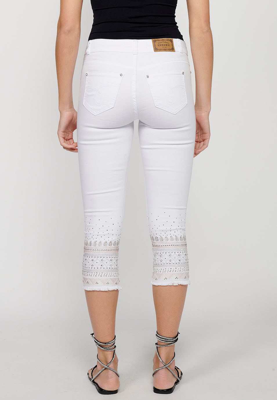 Pantalon pirate fini avec broderie florale et fermeture avant avec fermeture éclair et bouton en Blanc pour Femme 1