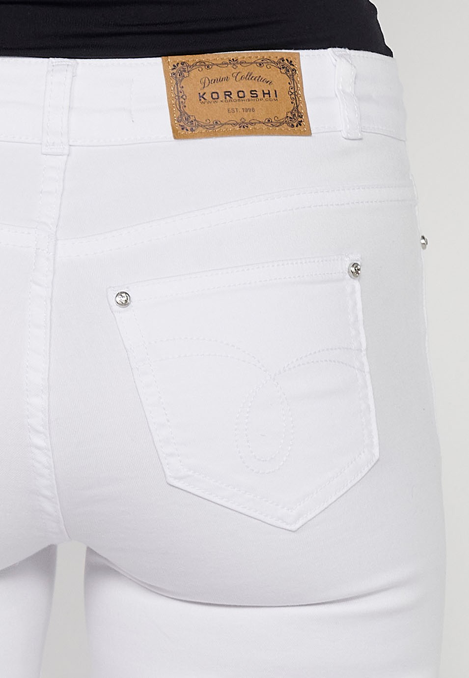 Pantalon pirate fini avec broderie florale et fermeture avant avec fermeture éclair et bouton en Blanc pour Femme 7