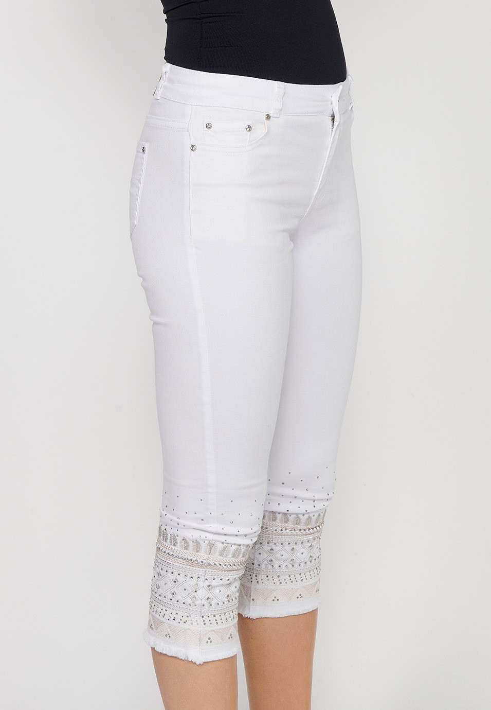 Pantalon pirate fini avec broderie florale et fermeture avant avec fermeture éclair et bouton en Blanc pour Femme 8