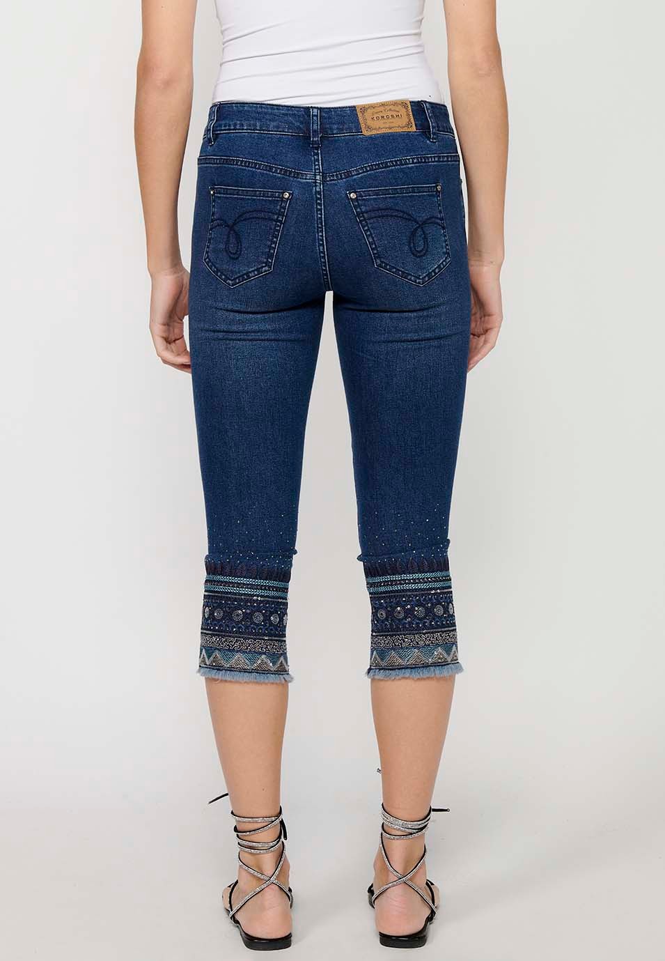 Pantalon pirate en jean avec finition broderie et fermeture zippée devant en Bleu pour Femme 4