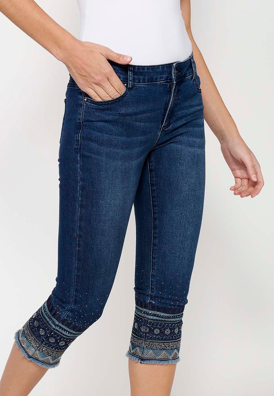 Pantalón denim pirata con Acabado en bordado y Cierre delantero con cremallera de Color Azul para Mujer 2