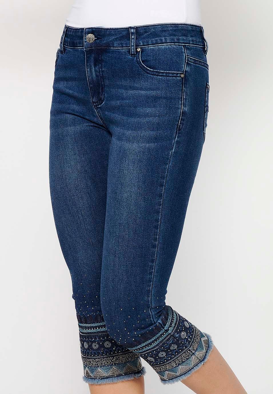 Pantalón denim pirata con Acabado en bordado y Cierre delantero con cremallera de Color Azul para Mujer 1