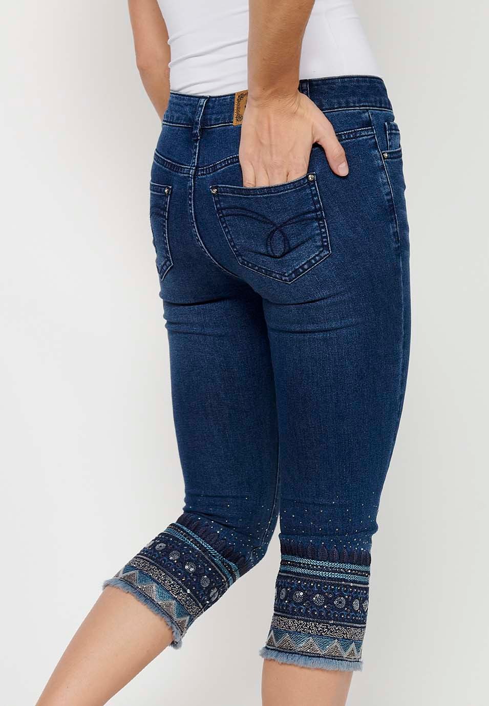 Pantalon pirate en jean avec finition broderie et fermeture zippée devant en Bleu pour Femme 9