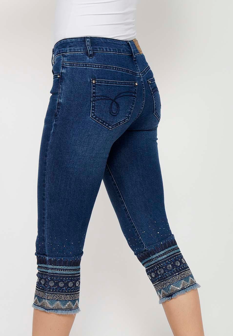 Pantalon pirate en jean avec finition broderie et fermeture zippée devant en Bleu pour Femme 8
