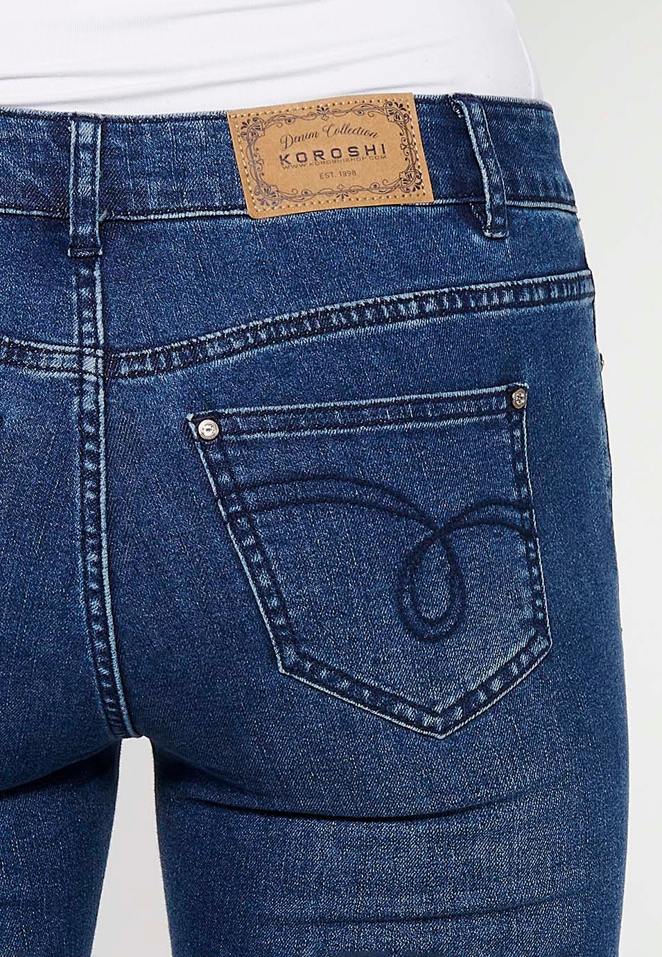 Pantalón denim pirata con Acabado en bordado y Cierre delantero con cremallera de Color Azul para Mujer 7